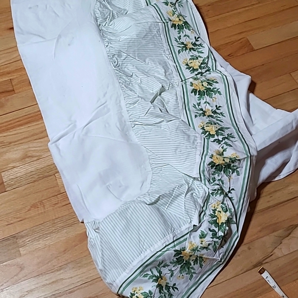 BED RUFFLE & SHAMS